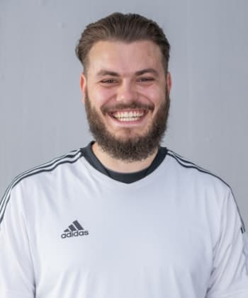 Portrait Picture Sportphysio-Josh, smiling into the camera